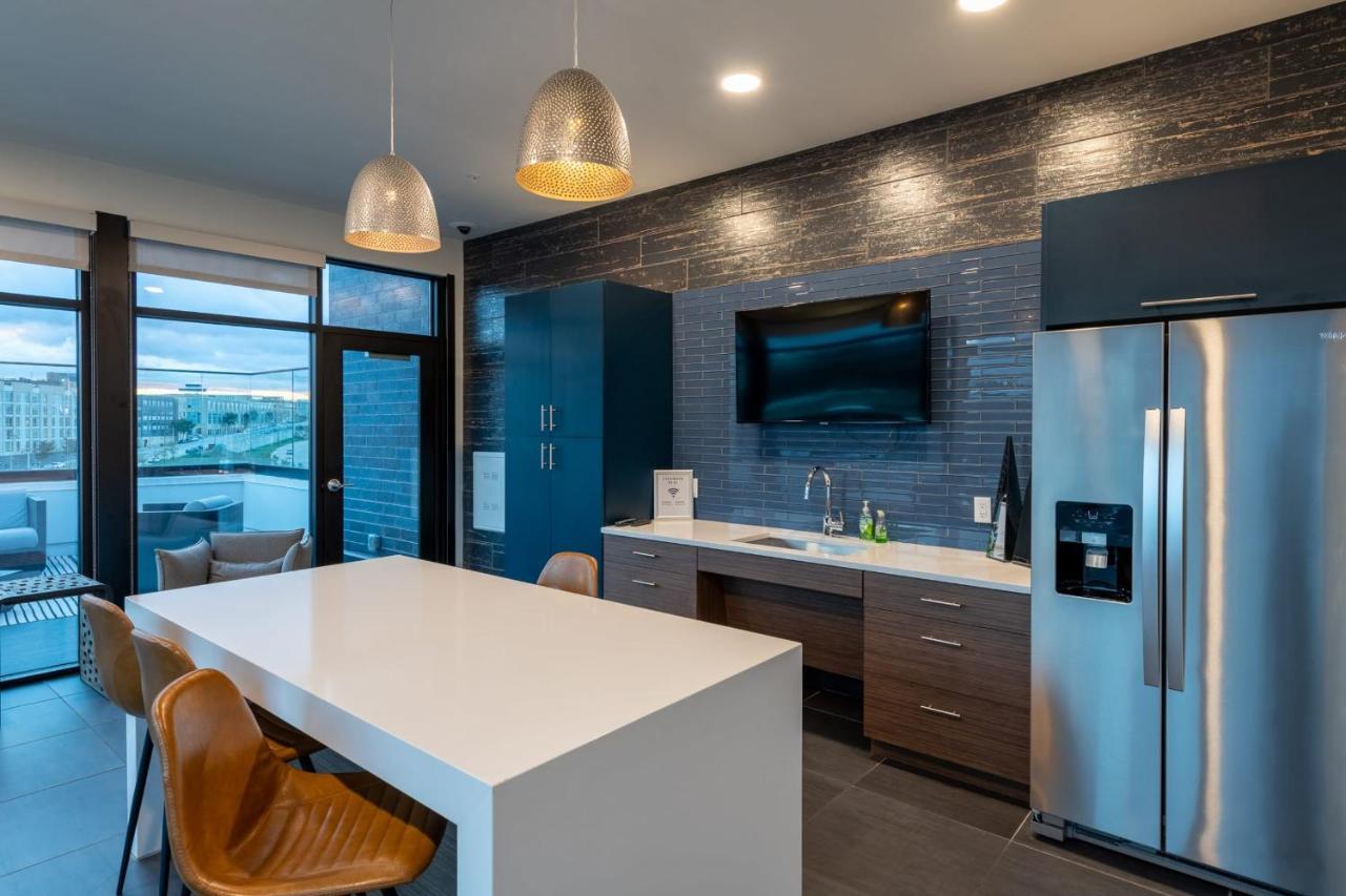 Modern 1Br Apt With Skywalk To Fiserv, Rooftop, And Parking Milwaukee Exterior foto